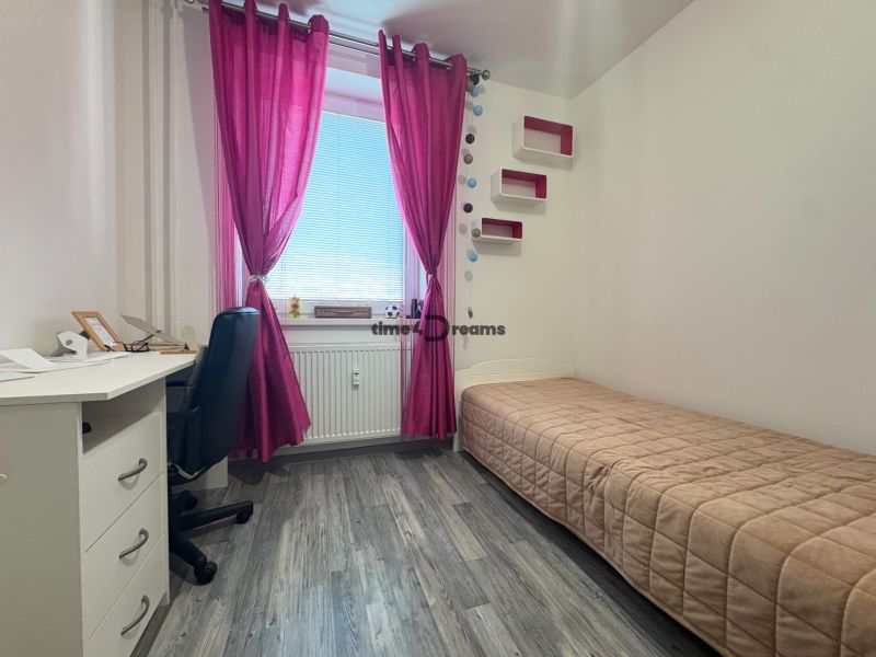 Na predaj: 4 izb.byt + BALKON + PIVNICA - Izba s podlahou s dreveným dekorom, písacím stolom a posteľou v 4-izbovom byte.