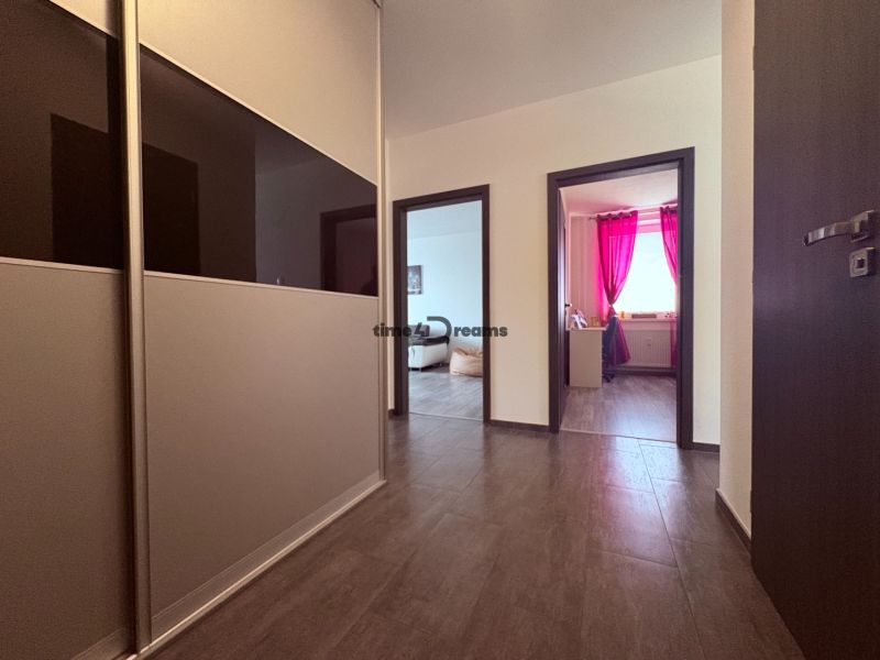 Na predaj: 4 izb.byt + BALKON + PIVNICA - Chodba s podlahou s dreveným dekorom v 4-izbovom byte.