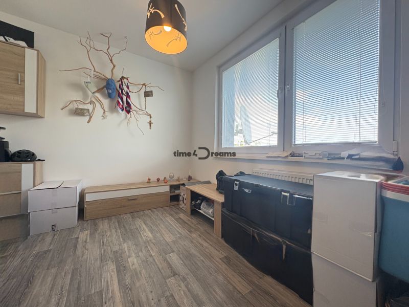 Na predaj: 4 izb.byt + BALKON + PIVNICA - Izba v 4-izbovom byte s dekoratívnou stenou a podlahou s dreveným dekorom.