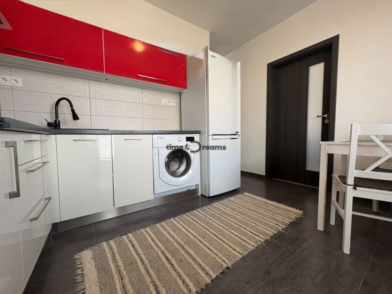 Na predaj: 4 izb.byt + BALKON + PIVNICA - Kuchyňa v 4-izbovom byte s bielymi skrinkami, práčkou a podlahou s dreveným dekorom.
