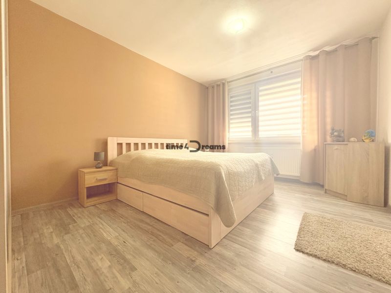Na predaj: 4 izb.byt + BALKON + PIVNICA - Spálňa so svetlými stenami, podlaha s dreveným dekorom, v 4-izbovom byte.