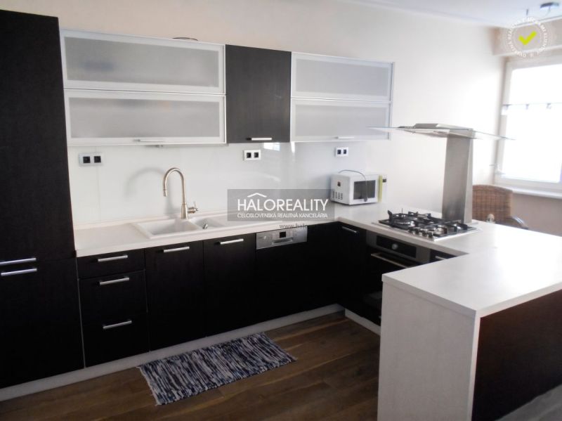 Prenájom, trojizbový byt Trnava, centrum mesta - s g... - Kuchyňa v 3-izbovom byte s podlahou s dreveným dekorom a modernou linkou.