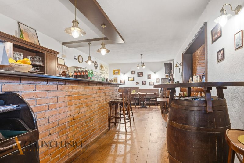 Na predaj zabehnutá reštaurácia s klientelou, Nitra - Tehlový bar a stoličky v gastro priestoroch s podlahou s dreveným dekorom.