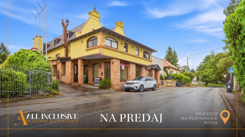 Na predaj zabehnutá reštaurácia s klientelou, Nitra - Ulica s budovou Gastro priestory na predaj v Nitre, lemovaná zeleňou a parkoviskom.