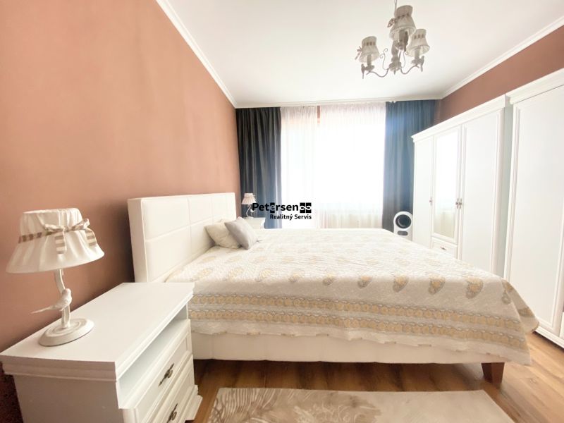 NA PRENÁJOM UNIKÁTNY RUSTIKÁLNY 2-IZBOVÝ BYT, STARÉ MESTO - Spálňa v 2-izbovom byte s manželskou posteľou, bielym nábytkom a podlahou s dreveným dekorom.