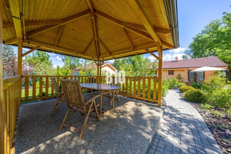 Dom, kde skutočne vypnete —Na Predaj 3 izbový rodinný dom, Bílkové Hum - Drevený altánok s posedením v záhrade rodinného domu v Bíkových Humenciach.