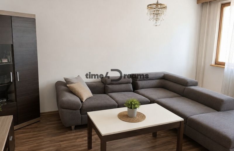 4 izb.byt, LOGGIA, KLÍMA, ŠPAJZA, PIVNICA - Svetlá obývačka s šedou sedačkou, podlaha s dreveným dekorom, stolík v 4-izbovom byte.