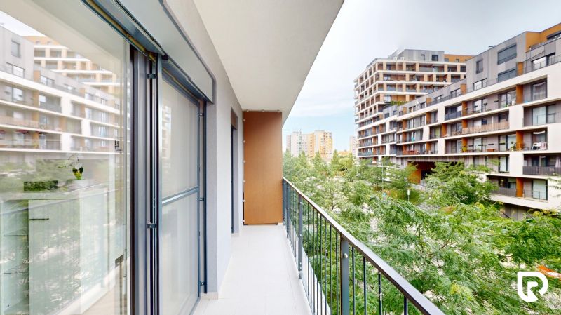 | Zariadený 1,5 izbový byt | 35m² | SLNEČNICE - Balkón s výhľadom na okolité budovy a zeleň v Bratislave na Zuzany Chalupovej, Petržalka.