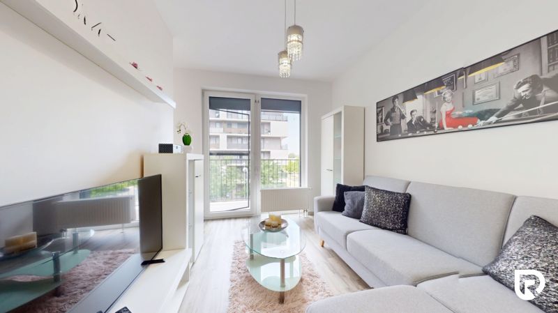 | Zariadený 1,5 izbový byt | 35m² | SLNEČNICE - Obývačka s pohovkou, stolíkom a dekoráciami v 2-izbovom byte.