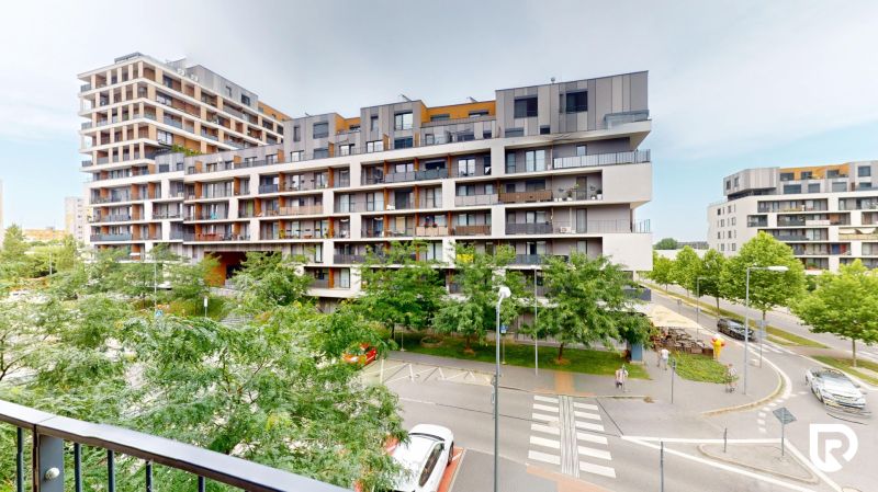 | Zariadený 1,5 izbový byt | 35m² | SLNEČNICE - Bytový komplex na ulici Zuzany Chalupovej v Bratislave - Petržalke s parkovou úpravou.