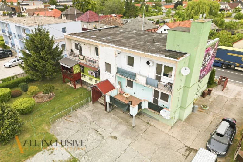Na predaj veľkom. 3-izb. byt so záhradou, Veľký Meder - Bytový dom s balkónmi, záhradou a parkoviskom v meste Veľký Meder.