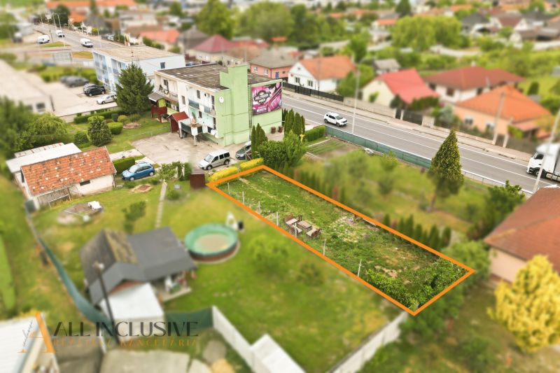 Na predaj veľkom. 3-izb. byt so záhradou, Veľký Meder - Záhrada a ulice vo Veľkom Mederi so zvýrazneným pozemkom pri 3-izbovom byte.