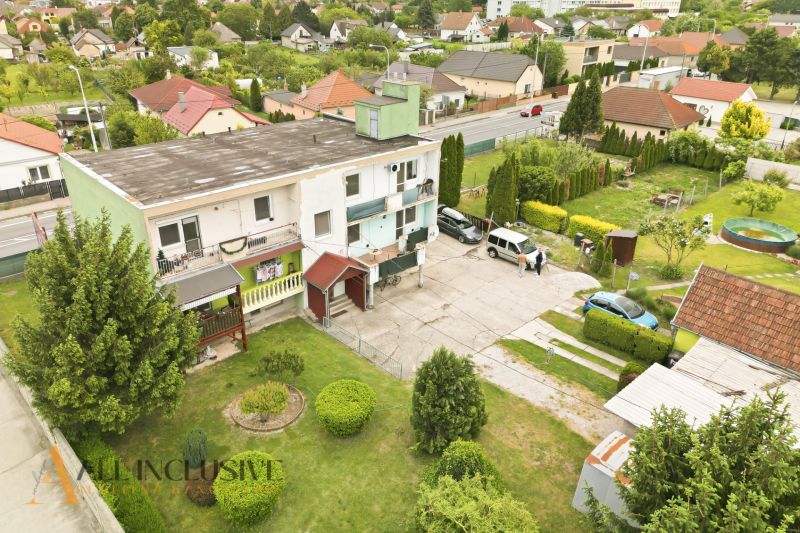 Na predaj veľkom. 3-izb. byt so záhradou, Veľký Meder - V mestskom prostredí Veľkého Mederu sa nachádza bytová budova obklopená zeleňou.