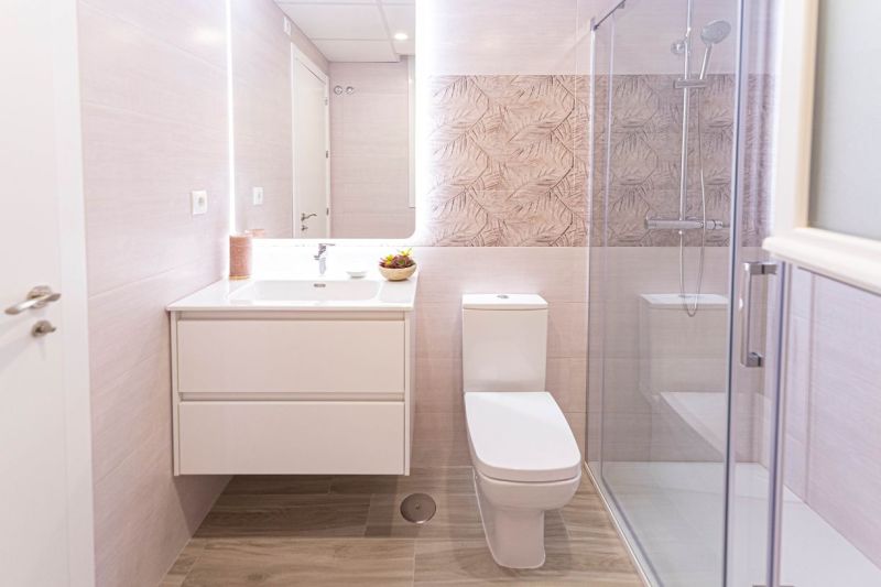 Predaj- Apartmány - La Manga del Mar Menor- Španielsko  - Kúpeľňa v Rekreačnom apartmáne s podlahou s dreveným dekorom a sprchovým kútom.