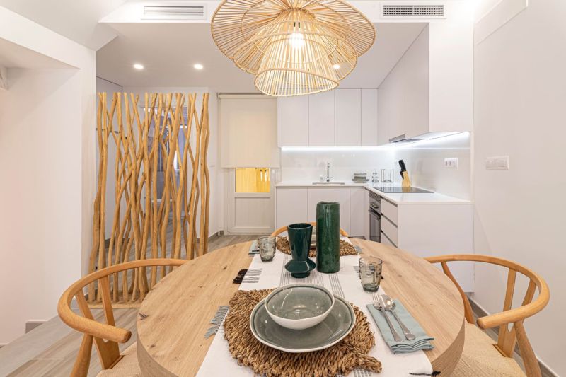 Predaj- Apartmány - La Manga del Mar Menor- Španielsko  - Jedálenský kút v Rekreačnom apartmáne s drevenými dekoračnými prvky a stropným svietidlom.