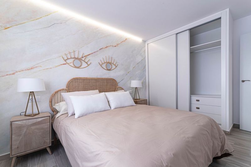 Predaj- Apartmány - La Manga del Mar Menor- Španielsko  - Rekreačný apartmán s ozdobnými prvkami, manželskou posteľou a podlahou s dreveným dekorom.