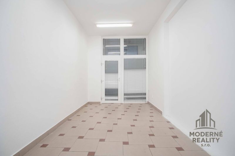 Na prenájom kancelária v centre mesta na ul. M. R. Štefánika, Nové Zám - Kancelárie s keramickou dlažbou a bielymi stenami pre príjemné pracovné prostredie.