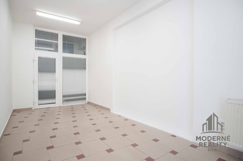Na prenájom kancelária v centre mesta na ul. M. R. Štefánika, Nové Zám - Kancelárie s bielymi stenami, dlažbou a presklenými dverami, vytvárajú čistý priestor.