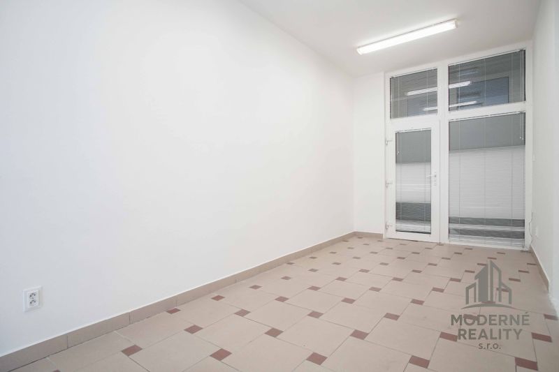 Na prenájom kancelária v centre mesta na ul. M. R. Štefánika, Nové Zám - Interiér kancelárie s bielymi stenami a dlažbou, ideálny pre prácu.