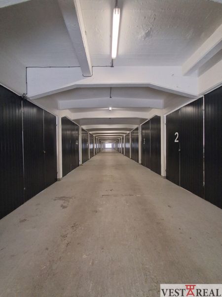 Na prenájom skladové priestory od 25 m2 Trnava Coburgova - Úzky koridor s číslovanými sekciami v skladoch a halách, osvetlenie žiarivkami.