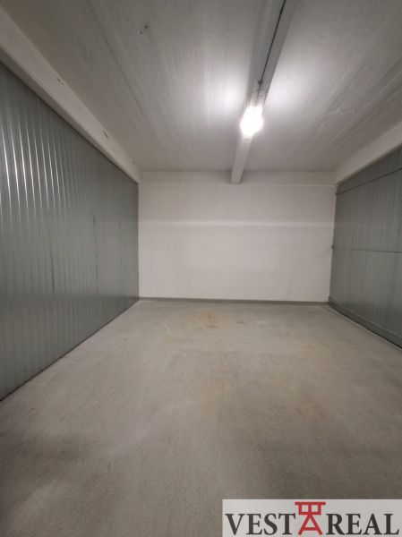 Na prenájom skladové priestory od 25 m2 Trnava Coburgova - Interiér priestoru Sklady a haly s kovovými stenami a betónovou podlahou.
