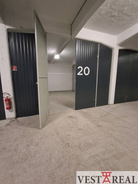 Na prenájom skladové priestory od 25 m2 Trnava Coburgova - Otvorené skladové dvere s číslom 20 na podlahe s betónovým dekorom v Sklady a haly.