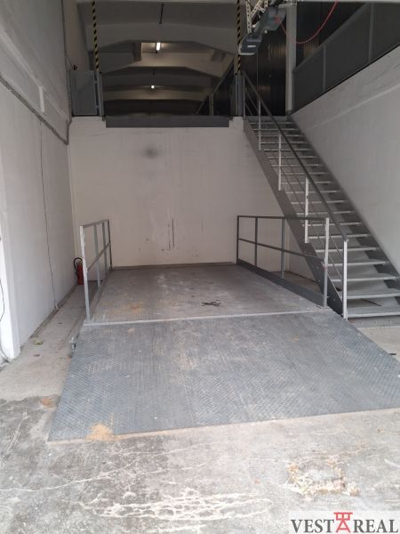 Na prenájom skladové priestory od 25 m2 Trnava Coburgova - Interiér skladov s rampou a kovovým schodiskom; Sklady a haly.