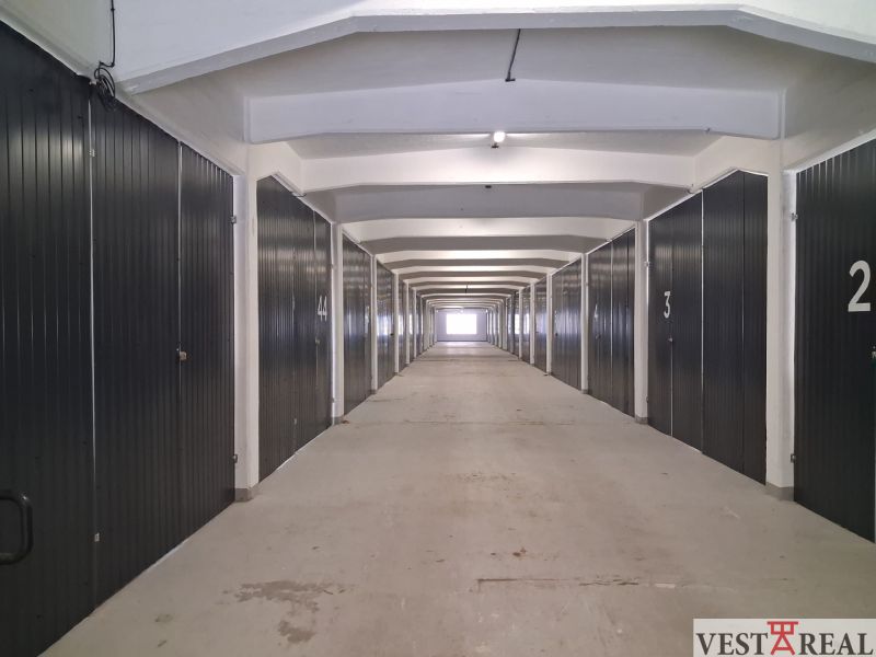 Na prenájom skladové priestory od 25 m2 Trnava Coburgova - Dlhá chodba s garážovými boxmi v skladoch a halách.