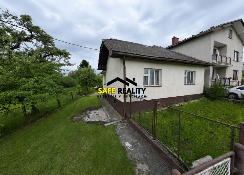 Rodinný dom s veľkým pozemkom – Žilina – Bytčica - Rodinný dom v Žiline s upravenou záhradou a plotom, obklopený prírodou.
