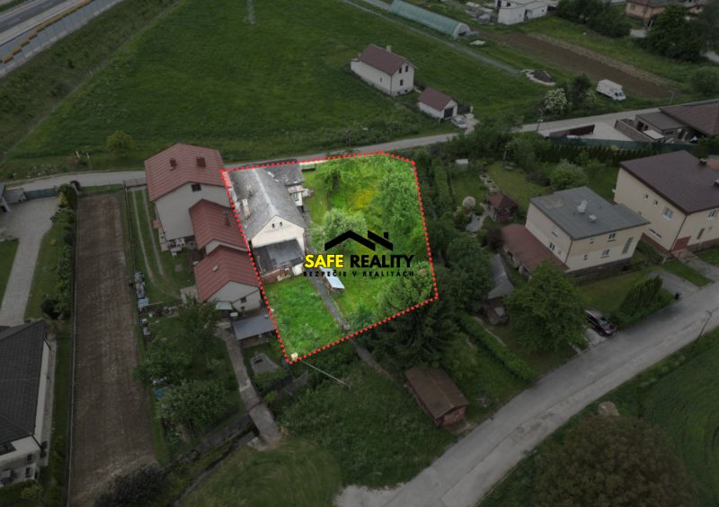 Rodinný dom s veľkým pozemkom – Žilina – Bytčica - Letecký pohľad na pozemok s rodinným domom v Žiline, obklopený susednými záhradami.