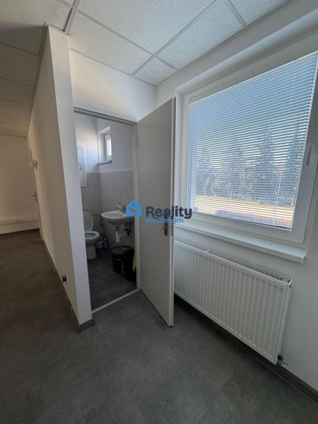 Prenájom kanc./obchodné priestory, nová kompl. rekonšt., centrum PB - Interiér obchodných priestorov s toaletou a oknom s výhľadom.