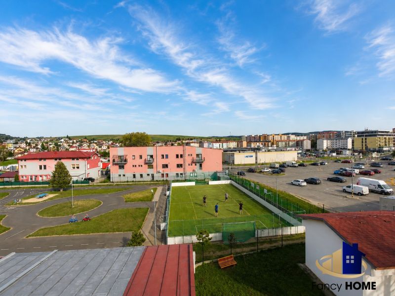 Komfortný 3-izbový byt po rekonštrukcii v centre Kežmarku - Pohľad na ihrisko a parkovisko v Kežmarku na ulici Gen. M. R. Štefánika.