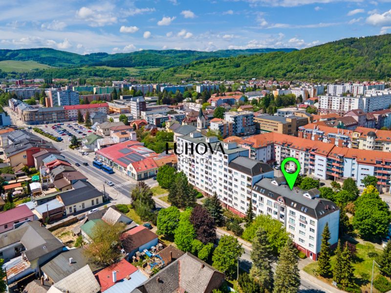 Charizmatický 2-izbový byt na bývanie alebo prenájom | Mudroňova ulica - Letecký pohľad na Púchov a Mudroňovu ulicu ukazuje obytné budovy a zeleň.