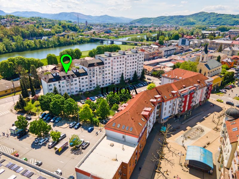 Charizmatický 2-izbový byt na bývanie alebo prenájom | Mudroňova ulica - Letecká snímka Mudroňovej ulice v Púchove s okolím a architektúrou.