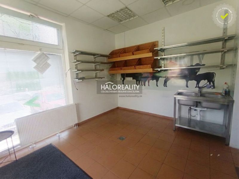 Prenájom, obchodný priestor Žiar nad Hronom - EXKLUZ... - Obchodné priestory so stenami s grafikou kráv, policami a umývadlom, podlaha s dlažbou.