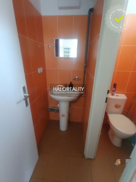 Prenájom, obchodný priestor Žiar nad Hronom - EXKLUZ... - Oranžovo obložené toalety s umývadlom, zrkadlom a WC v obchodných priestoroch.
