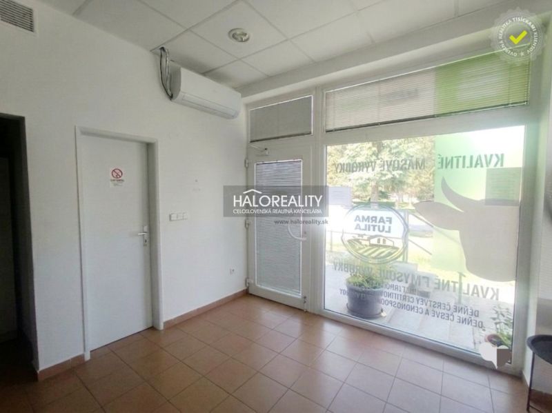 Prenájom, obchodný priestor Žiar nad Hronom - EXKLUZ... - Obchodné priestory s dlažbou, klimatizáciou a modernými presklenými dverami.