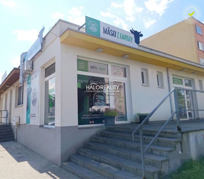 Prenájom, obchodný priestor Žiar nad Hronom - EXKLUZ... - Obchodné priestory v Žiari nad Hronom s reklamami na mäso z farmy a vstupným schodiskom.