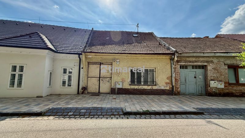 BÝVAJ, PODNIKAJ, INVESTUJ v historickom centre, Pekárska ul., Trnava - Rodinný dom na Pekárskej ulici v Trnave s tradičnou fasádou a staršou strechou.