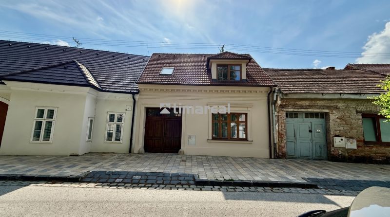 BÝVAJ, PODNIKAJ, INVESTUJ v historickom centre, Pekárska ul., Trnava - Rodinný dom na Pekárskej ulici v Trnave s tehlovým obkladom a dvorom.