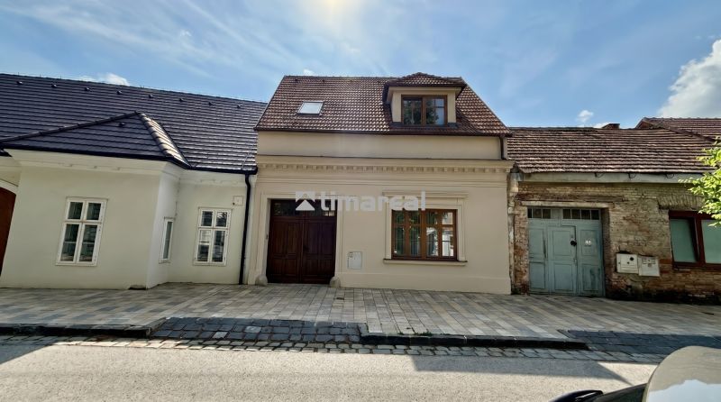 BÝVAJ, PODNIKAJ, INVESTUJ v historickom centre, Pekárska ul., Trnava - Rodinný dom na Pekárskej ulici v Trnave s klasickou fasádou a šikmou strechou.