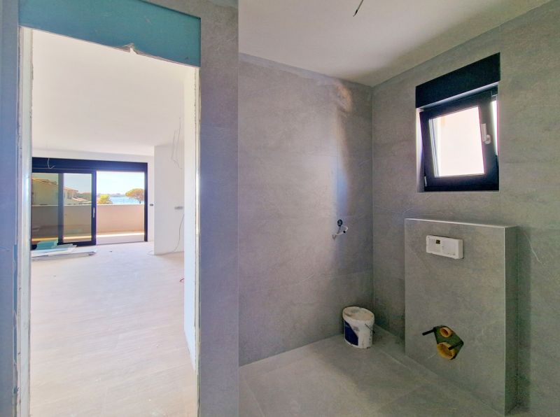 CHORVÁTSKO - Apartmány 60 m od mora - PRIVLAKA - Kúpeľňa s modernými obkladmi v 3-izbovom byte, výhľad na terasu.
