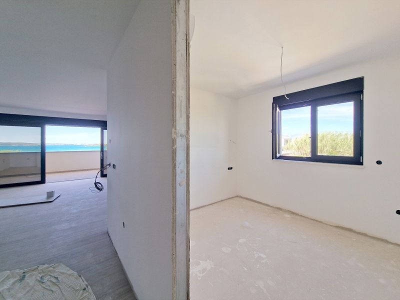 CHORVÁTSKO - Apartmány 60 m od mora - PRIVLAKA - Čiastočne dokončený interiér 3-izbového bytu s výhľadom na more, podlaha s dreveným dekorom.