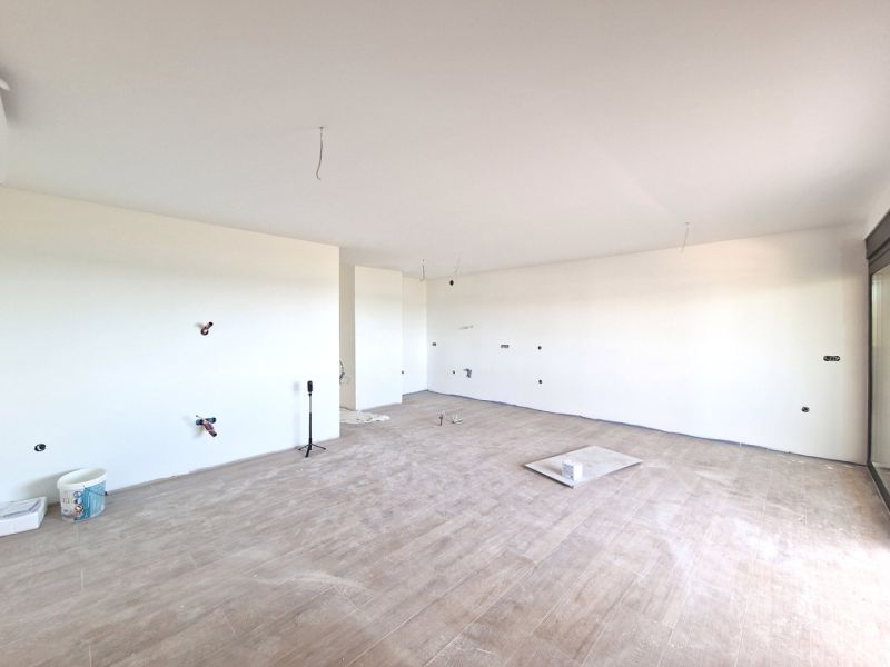 CHORVÁTSKO - Apartmány 60 m od mora - PRIVLAKA - Priestranná miestnosť 3-izbového bytu s podlahou s dreveným dekorom a veľkým oknom.