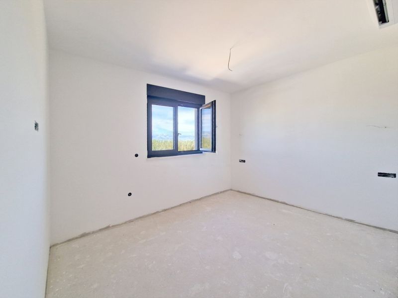 CHORVÁTSKO - Apartmány 60 m od mora - PRIVLAKA - Prázdna izba s otvoreným oknom v 3-izbovom byte.