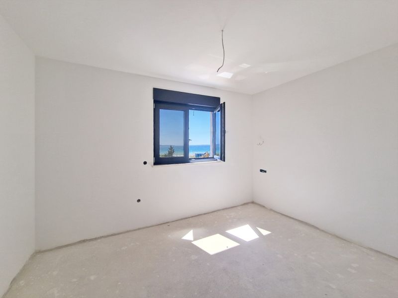 CHORVÁTSKO - Apartmány 60 m od mora - PRIVLAKA - Prázdna izba bez zariadenia s oknom a výhľadom na more v 3-izbovom byte.