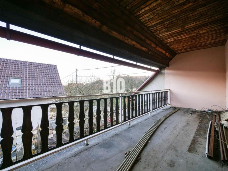 Útulný rodinný dom v príjemnej lokalite - Balkón rodinného domu v Trenčianskych Tepliciach s výhľadom na strechy a prírodu.
