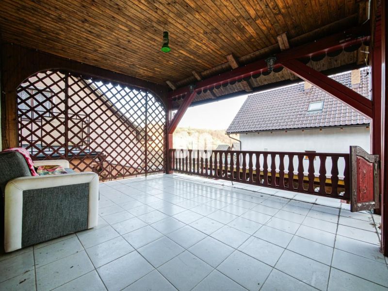 Útulný rodinný dom v príjemnej lokalite - Terasa v rodinnom dome s dreveným stropom a výhľadom v Trenčianskych Tepliciach.