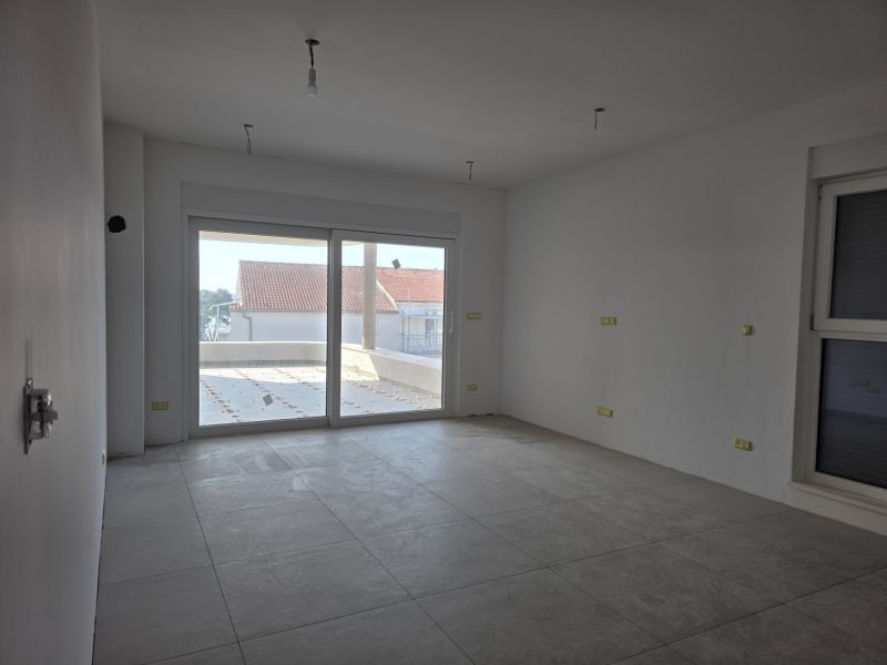 CHORVÁTSKO - Apartmány 140 m od pláže (3i) - VODICE - Prázdna miestnosť v 3-izbovom byte s veľkým oknom a dlažbou.