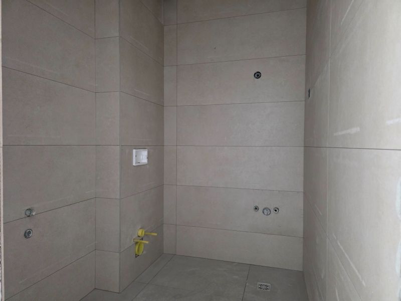 CHORVÁTSKO - Apartmány 140 m od pláže (3i) - VODICE - Kúpeľňa v 3-izbovom byte s veľkoformátovými béžovými obkladmi.